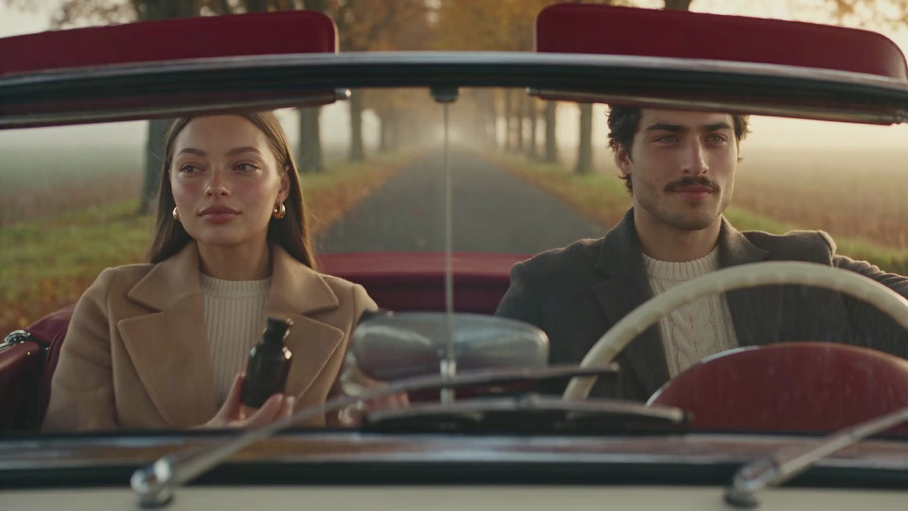 ÉPRIS Herbstfilm – Paar im Cabrio auf einer Herbstallee